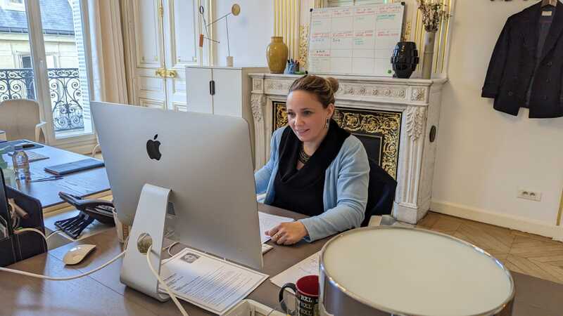 Femme travaillant sur son ordinateur 