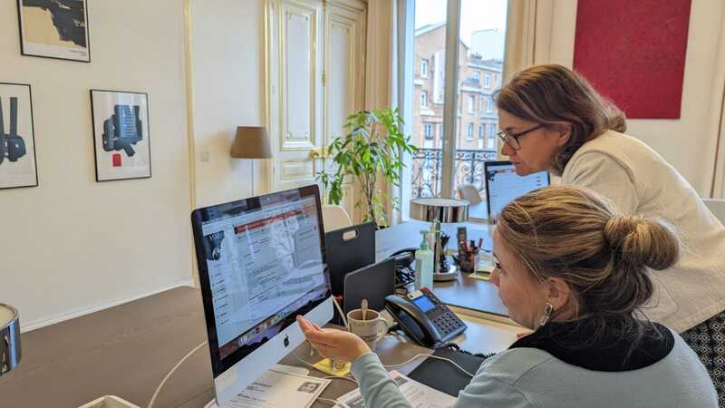 Deux femmes consultant l'écran de leur ordinateur